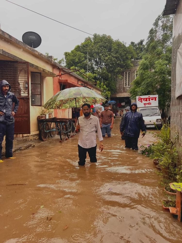 पूरग्रस्त गल्लीत पायी पाहणी