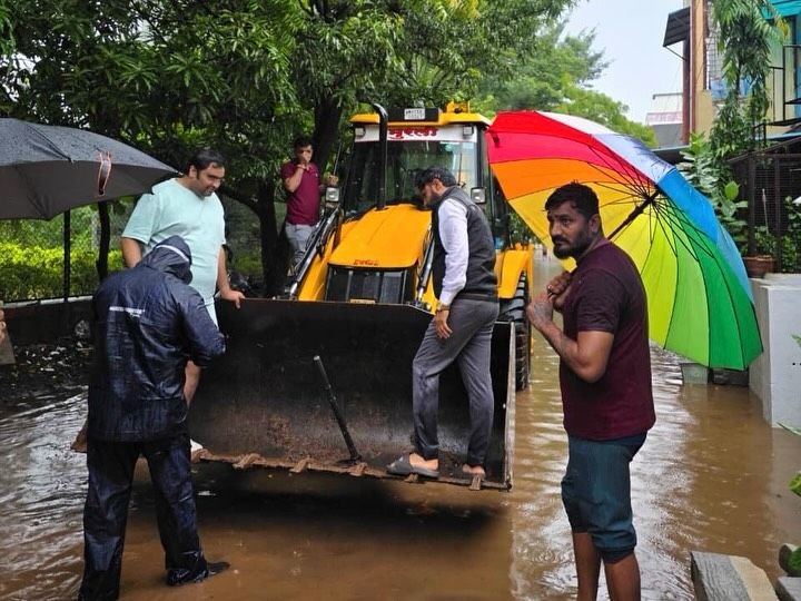 जेसीबीद्वारे बचावकार्य