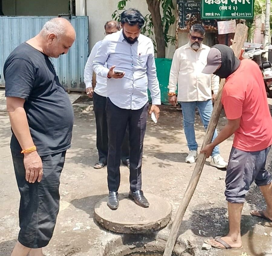कडवा नगर, पाथर्डी फाटा येथे ड्रेनेज चोकअप समस्येची स्थळपाहणी करताना बाळकृष्ण शिरसाठ