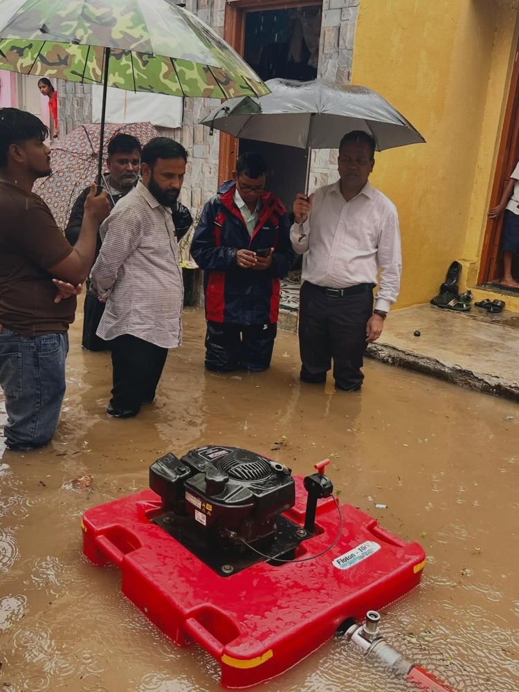 पाणीपुरवठ्याबाबत स्थानिक रहिवाशांसोबत चर्चा करताना बाळकृष्ण शिरसाठ
